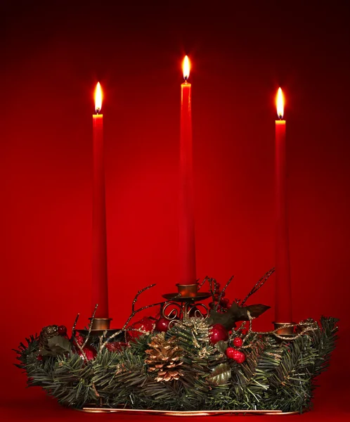 Рождество натюрморт с подсвечником на красном . — стоковое фото