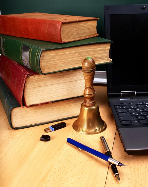 Böcker och laptop. skolmaterial. — Stockfoto