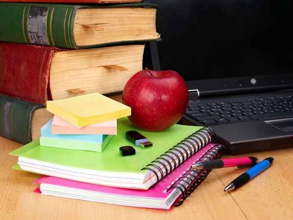 Livros e laptop. Material escolar . — Fotografia de Stock