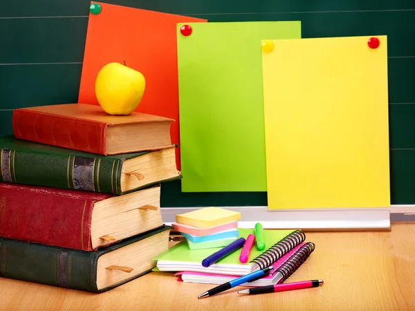 Boeken en schoolbord. schoolbenodigdheden. — Stockfoto