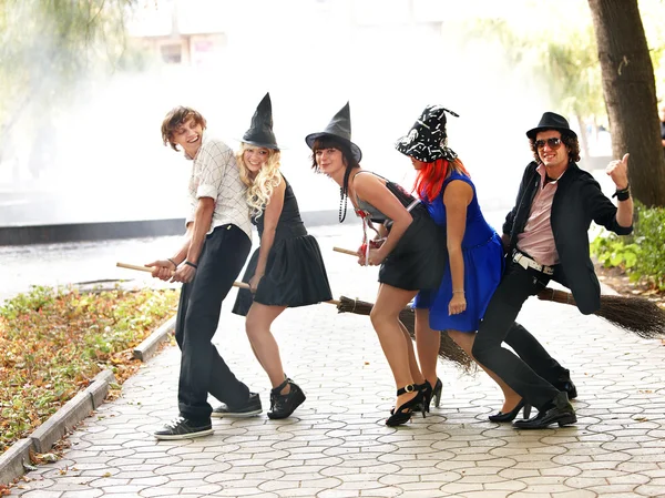 Grupp i witck hatt på kvast. — Stockfoto