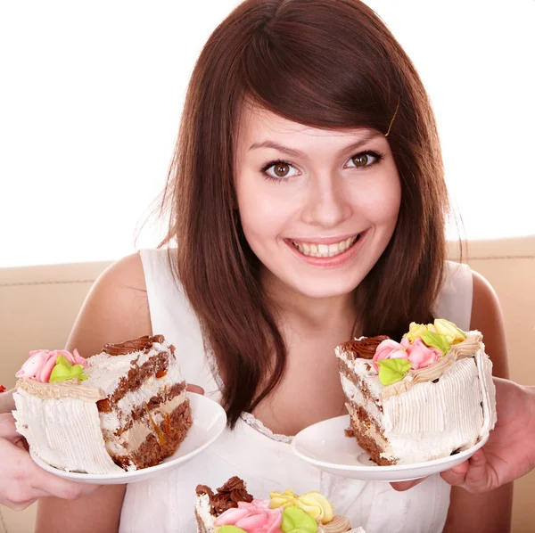 Дівчина з шоколадним тортом . — стокове фото