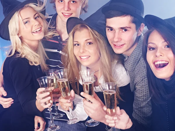 Groupe jeune champagne à boire . — Photo