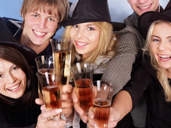 Gruppo giovane bere champagne . — Foto Stock