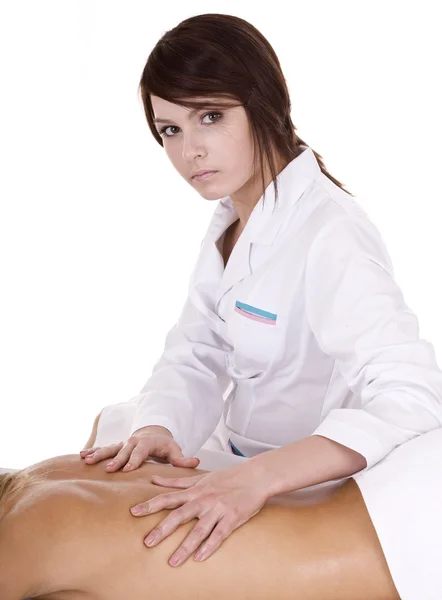 Massagista profissional faz massagem no salão de spa . — Fotografia de Stock