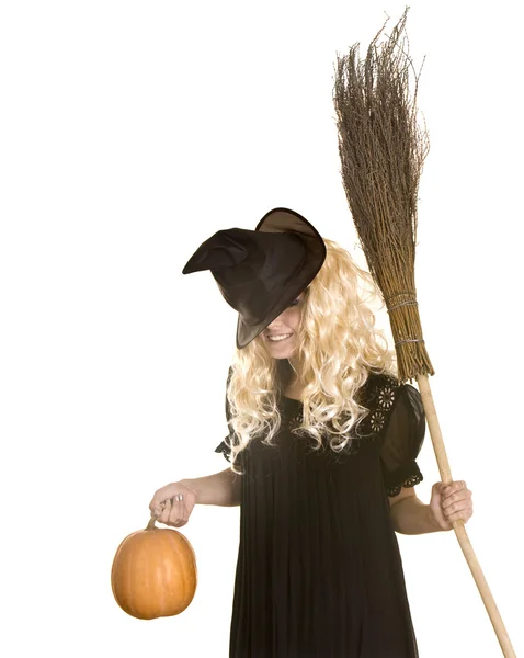 Απόκριες μάγισσα σε μαύρο καπέλο με κολοκύθα για σκούπα. — Φωτογραφία Αρχείου