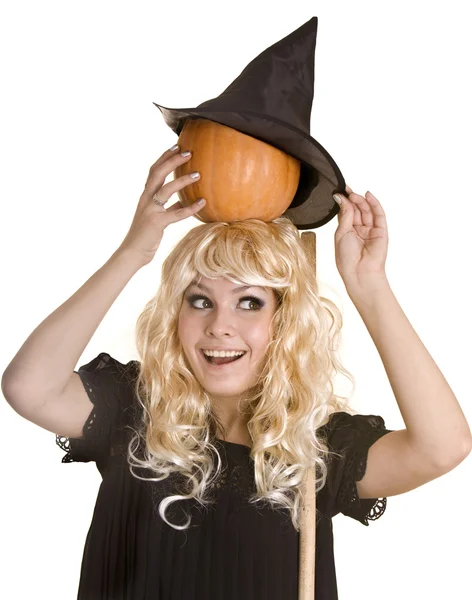 Strega di Halloween in cappello nero con zucca sulla scopa . — Foto Stock