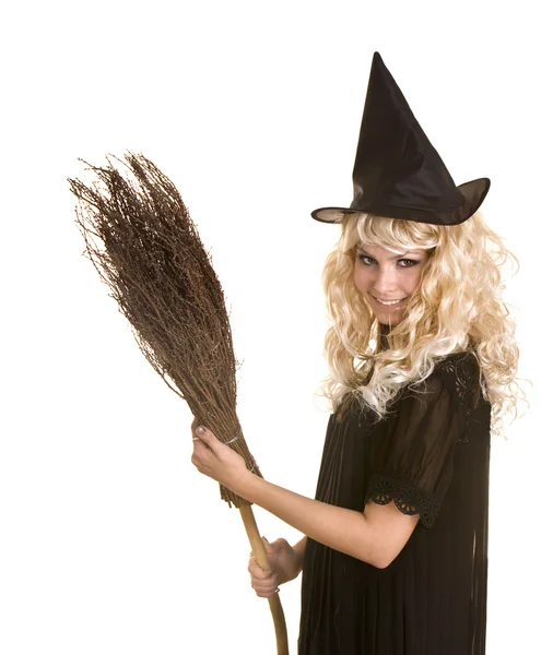 Bruja de Halloween rubia en vestido negro y sombrero con escoba . —  Fotos de Stock