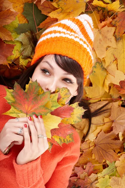 Mladá žena v pomerančové listí. — Stock fotografie