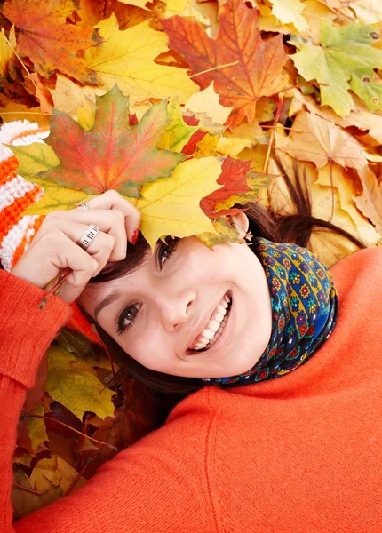 Νεαρή γυναίκα σε φθινόπωρο πορτοκαλί φύλλα. — Φωτογραφία Αρχείου