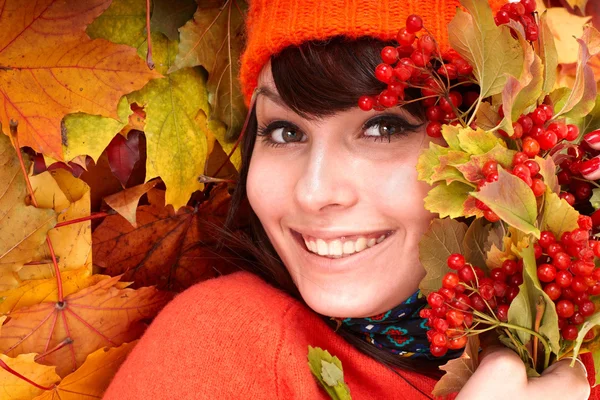 Κορίτσι στο φθινόπωρο πορτοκαλί καπέλο για ομάδα φύλλων. — Φωτογραφία Αρχείου