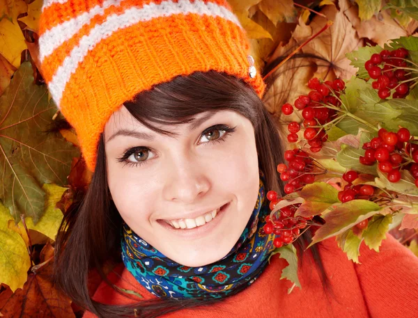 Mladá žena v pomerančové listí. — Stock fotografie