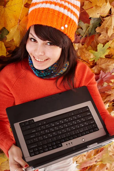 Flicka i höst orange blad med laptop.fall försäljning. — Stockfoto