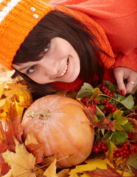 Dívka s dýní na podzimní listí. — Stock fotografie
