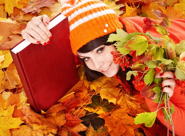 Menina no outono folhas de laranja com livro . — Fotografia de Stock