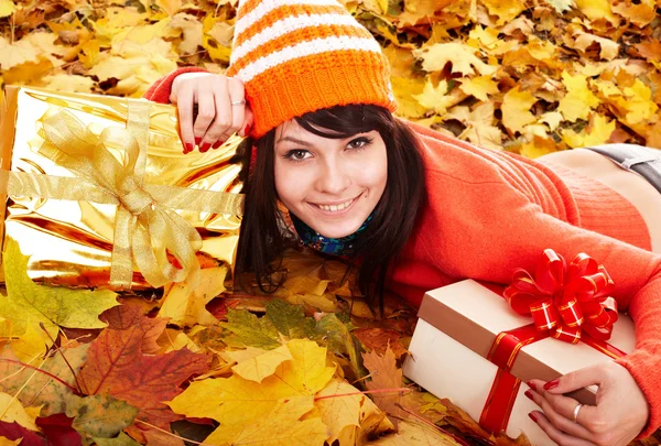 Дівчина в осінньому помаранчевому капелюсі на групі листя . — стокове фото
