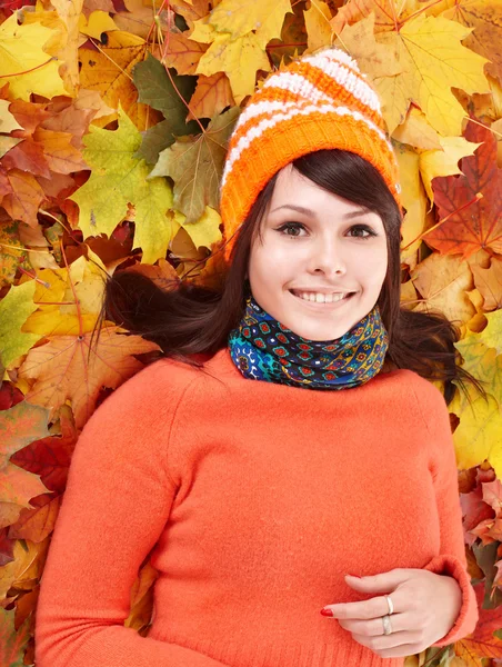 オレンジ色の紅葉で若い女性. — ストック写真