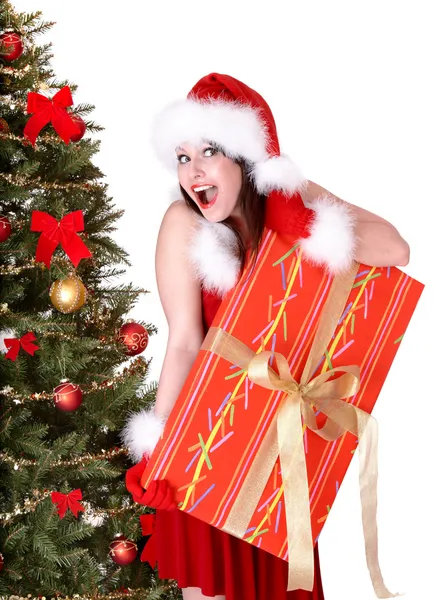 빨간 선물 상자 산타 모자와 전나무 나무에 크리스마스 소녀. — 스톡 사진