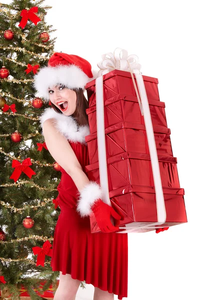 Fille de Noël dans le Père Noël tenant la boîte cadeau pile . — Photo