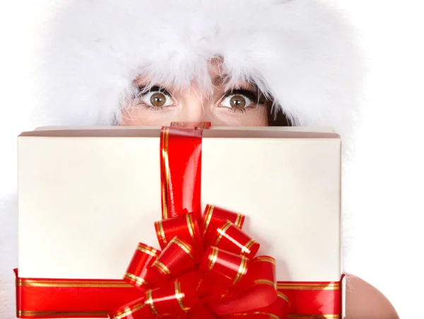 Dziewczyna w Santa kapelusz gospodarstwa pudełko prezentów. — Zdjęcie stockowe