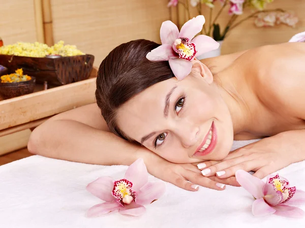 Jeune femme sur table de massage dans le spa de beauté . — Photo