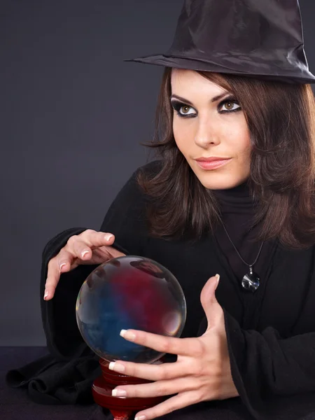Jeune femme avec boule de cristal . — Photo
