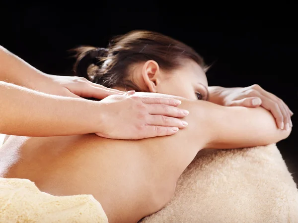 Молода жінка має масаж . — стокове фото