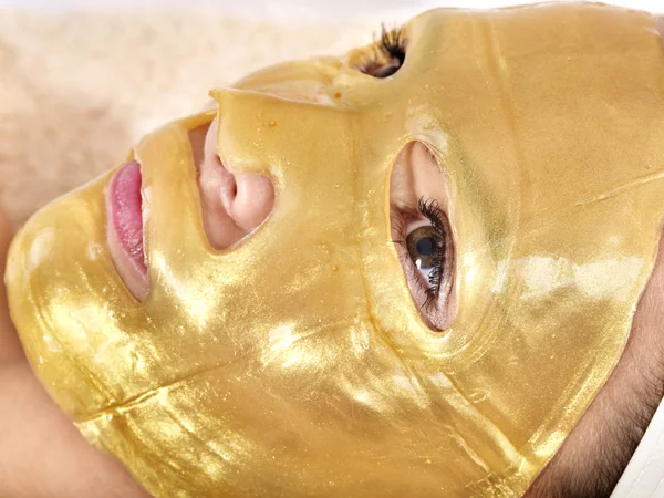 Altın yüz maskesi ile kız. — Stok fotoğraf