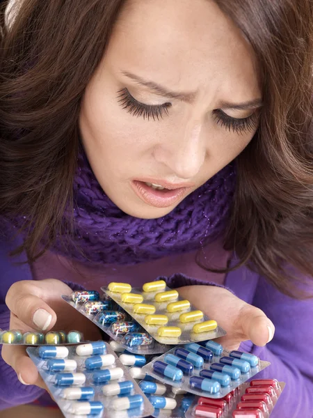 Menina com gripe tomando pílulas — Fotografia de Stock