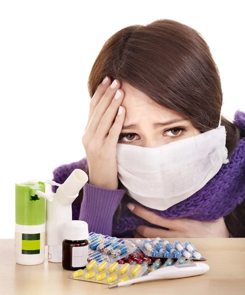 Meisje met griep nemen van pillen — Stockfoto