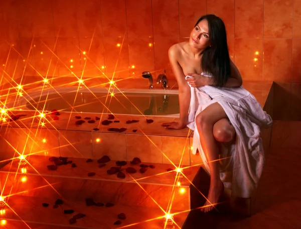 Banyo 'da Dinlenen Kadın. — Stok fotoğraf
