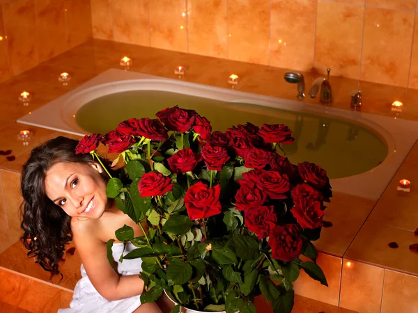 Donna rilassante nel bagno. — Foto Stock