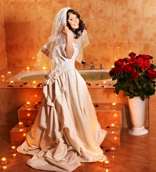 Wanita dalam gaun pengantin santai di kamar mandi . — Stok Foto