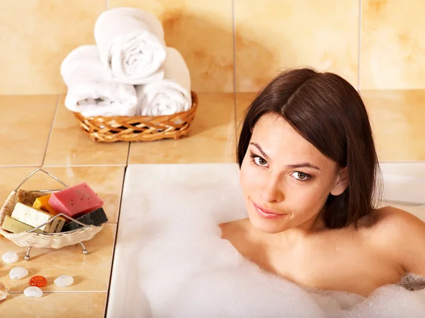 Жінка розслабляється у ванні . — стокове фото