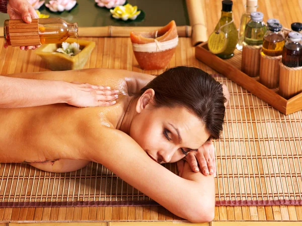 Жінка отримує масаж в бамбуковому спа-центрі . — стокове фото