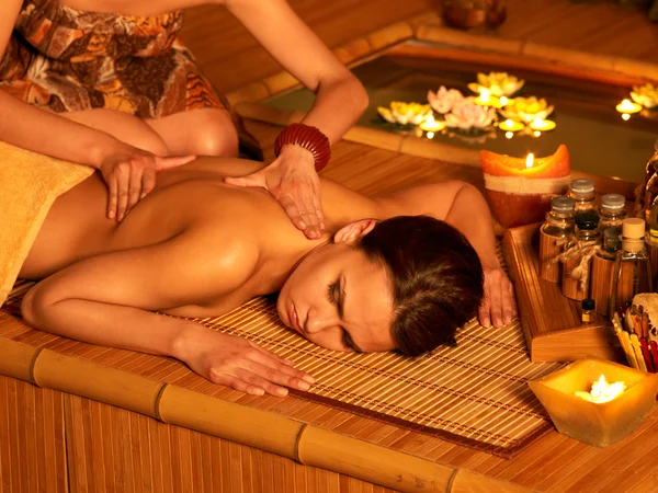 Mulher recebendo massagem no spa de bambu . — Fotografia de Stock