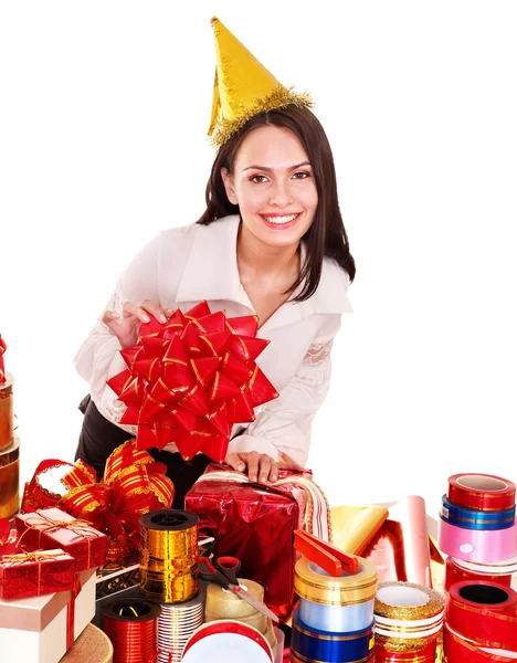 Девушка с группой цветов подарочная коробка . — стоковое фото