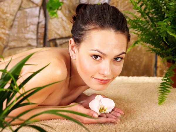 Giovane donna ottenere massaggio in spa . — Foto Stock