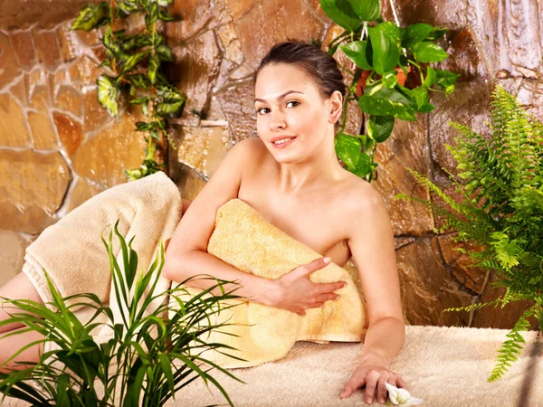 Jovem mulher recebendo massagem no spa . — Fotografia de Stock