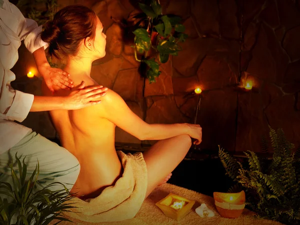 Lüks spa merkezinde masaj yaptırdığım kadın. — Stok fotoğraf