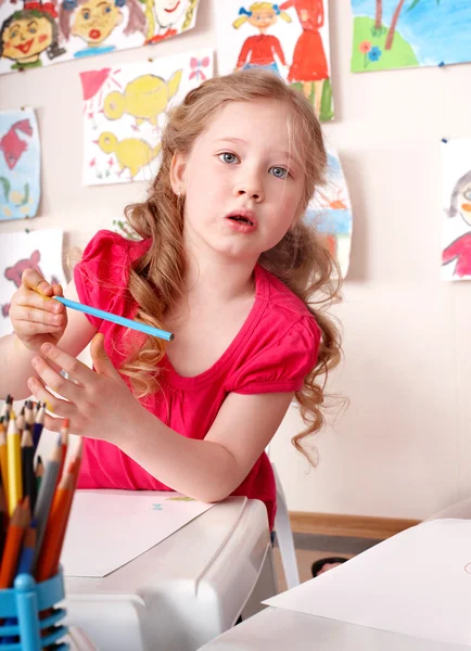 Ребенок с цветным карандашом  . — стоковое фото