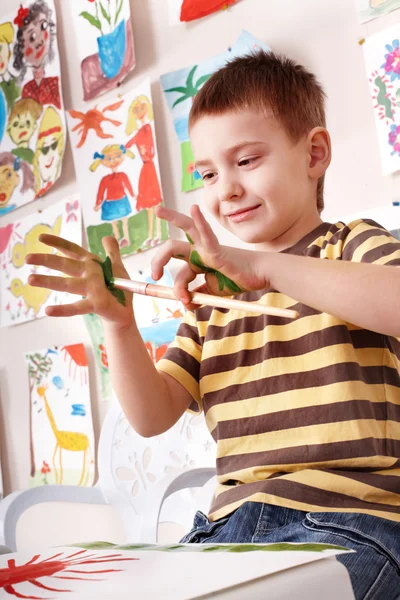 Criança pintura pré-escolar . — Fotografia de Stock