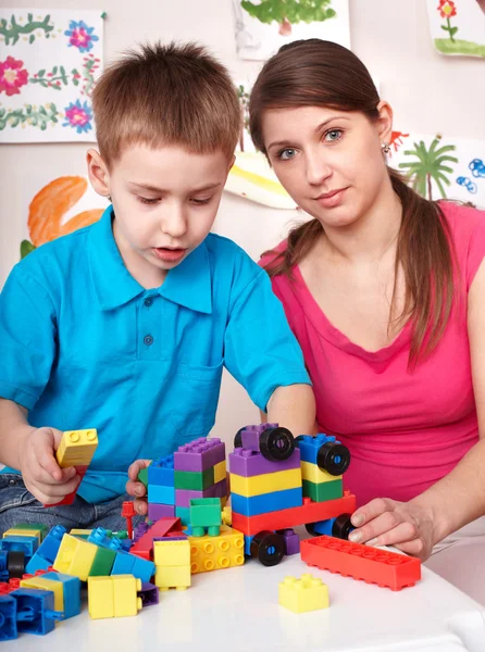 Kind spielt mit Mutter zu Hause Lego-Block. — Stockfoto