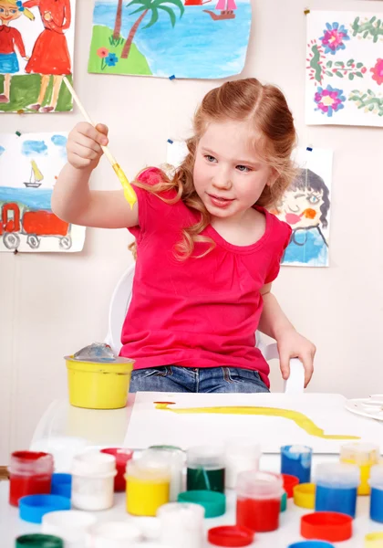 Criança pré-escolar pintura quadro na sala de jogos . — Fotografia de Stock