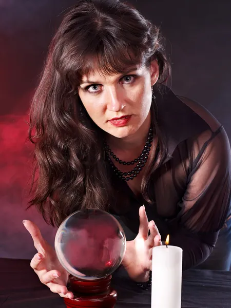 Mujer joven con bola de cristal . —  Fotos de Stock