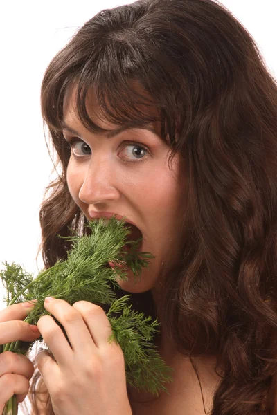 Kvinna äta dill. — Stockfoto