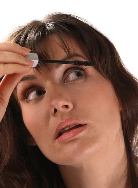 Auftragen von Make-up. Wimperntusche wird auf die oberen Wimpern aufgetragen. — Stockfoto