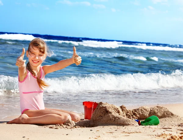 Bambino che gioca sulla spiaggia. — Foto Stock