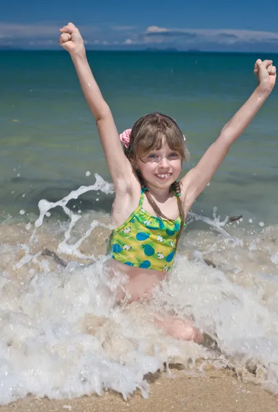 Emoción chica en la costa del mar . —  Fotos de Stock