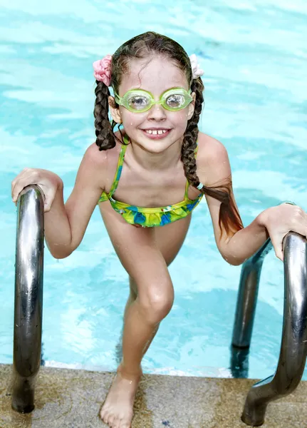 Kind duik in zwembad. — Stockfoto
